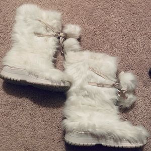 Colin Stewart Women’s Size 7 White Fluffy Boots